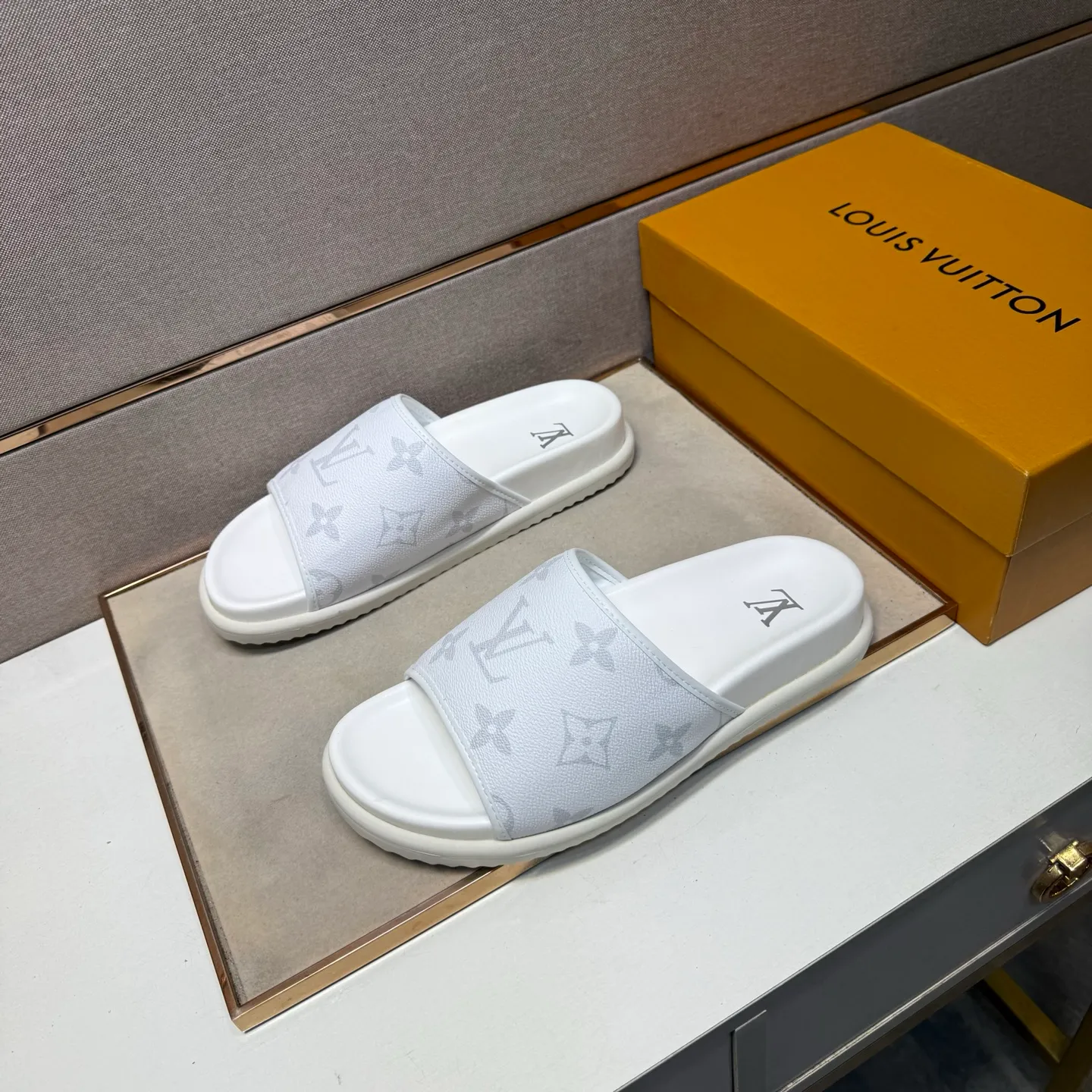 ⬛️Men's shoes 💰p320 [LV～] Men's casual slippers 2025z cabinet sales simultaneously 🔶Size: 38-44 #️⃣ 🔷3 colors🔜The upper is made of multi-material splicing ➕Genuine leather lining, comfortable and breathable, sole: original comfortable and wear-resistant outsole, ⚠️real thing📱photographed🎬real thing is better📢📢📢